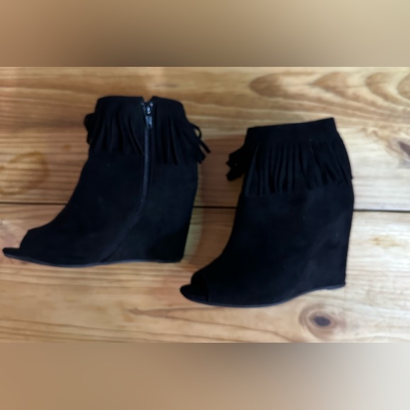 etc! Shoes - 🩵4 items for $30- Etc! Black Suede wedge sandals with peekaboo toe & fringe #24